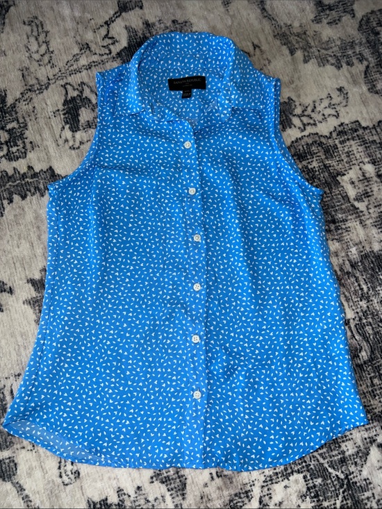 Banana Republic Tops - Banana Republic Blue polyester Sleeveless Button-Front Printed Shirt